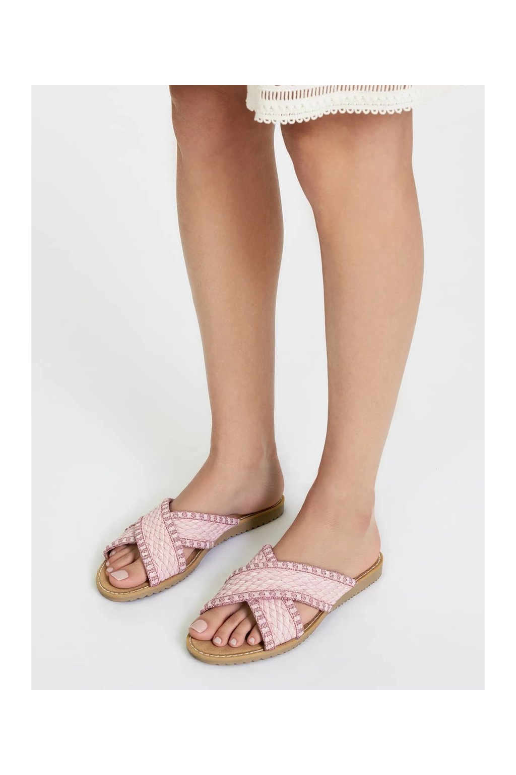 Čierne dámske sandále s pleteným čelom a hladkým pásikom pri členku, letný casual štýl, kód produktu JB1949