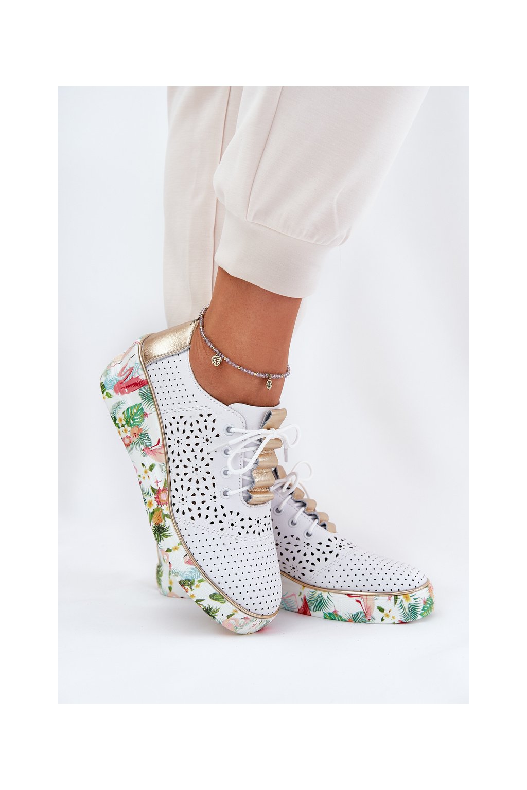 Biele a zlaté dámske kožené poltopánky na platforme a klinovom podpätku, kód produktu 56C1800 WHITE/GOLD