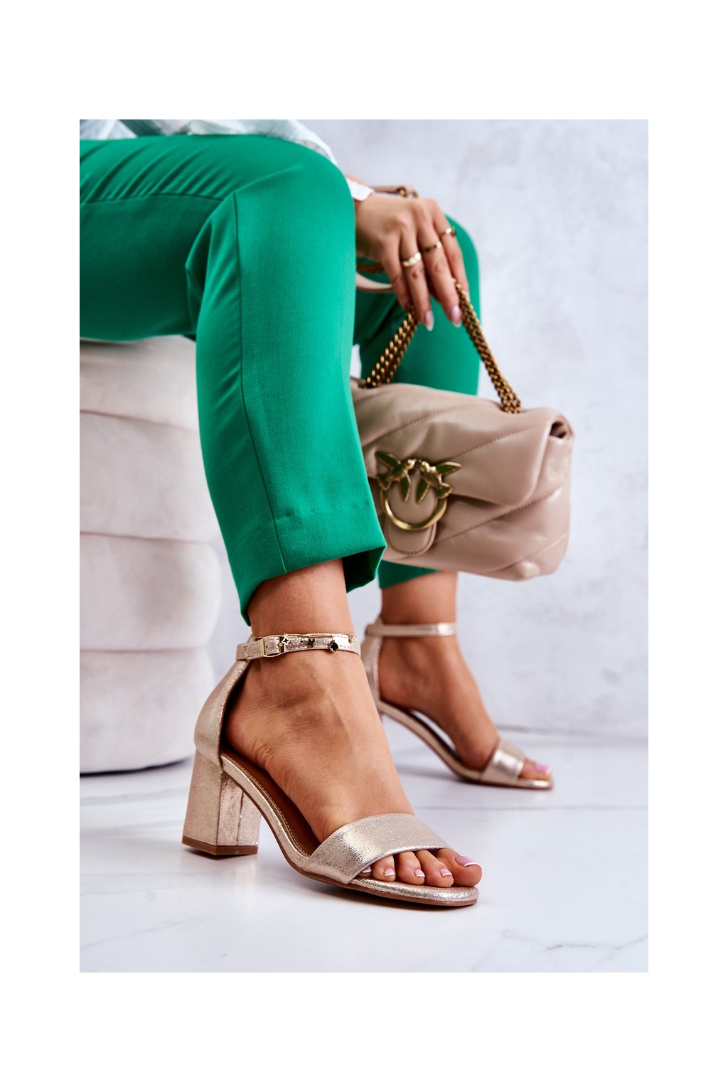 Zlaté dámske sandále na stĺpovom podpätku s prackou, kód produktu 23-17179 GOLD