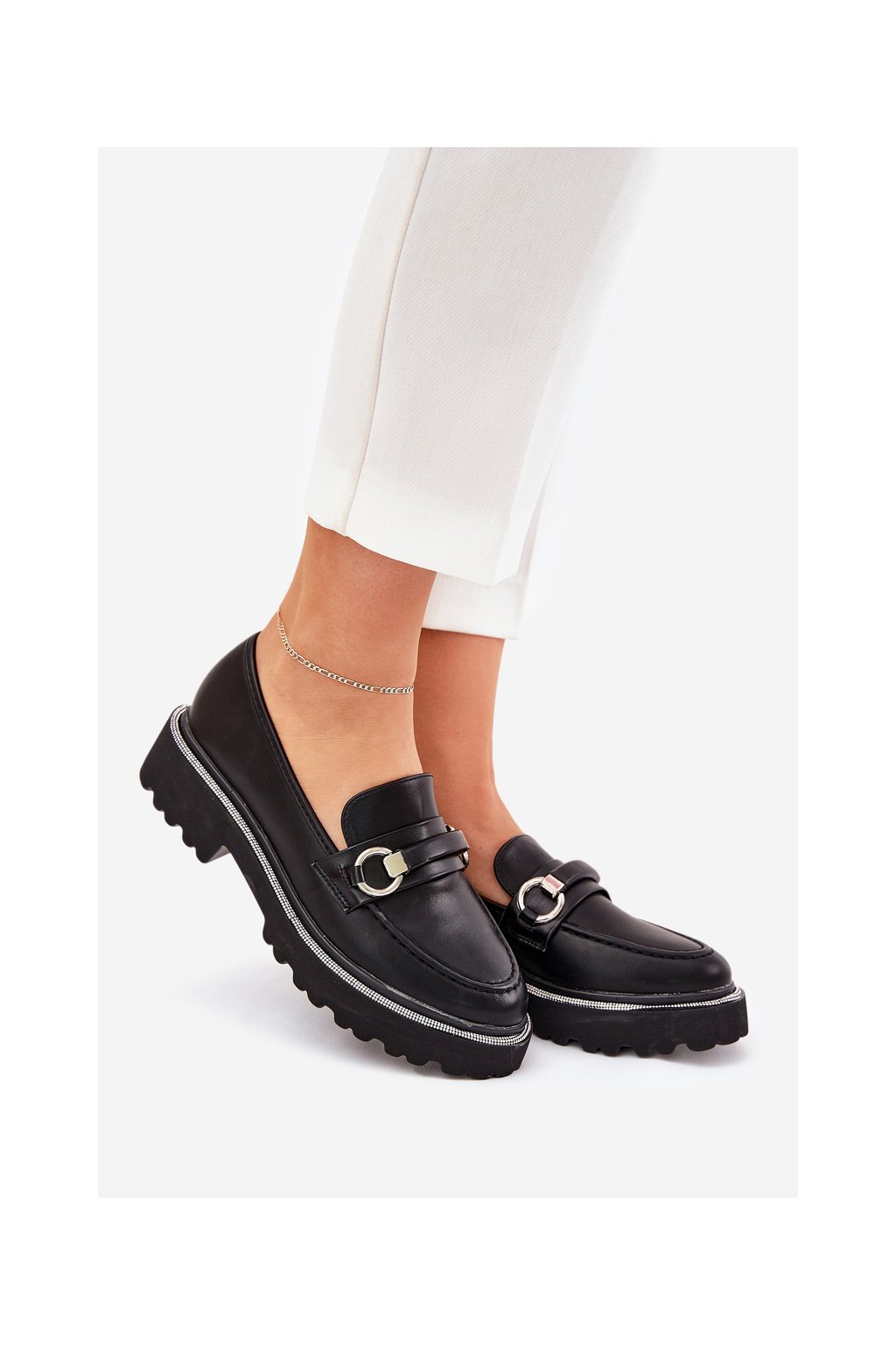 Čierne dámske mokasíny z eko kože s ozdobnými zirkónmi na rovnej podrážka kód produktu 888-883 BLACK
