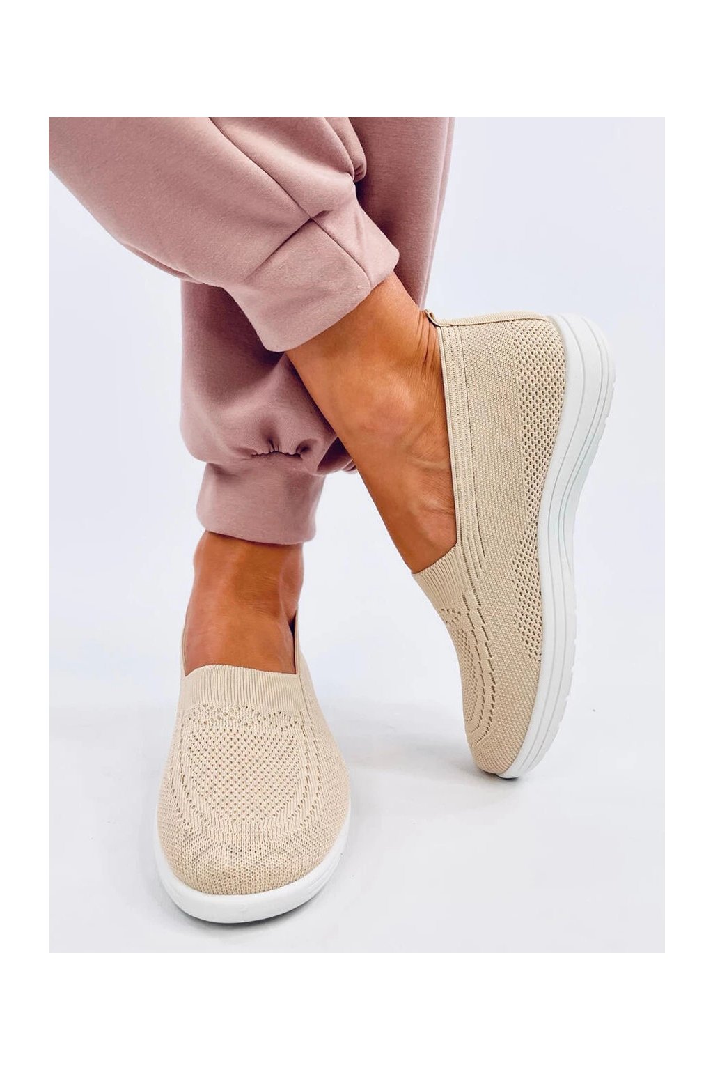 Dámske béžové textilné slip-on tenisky na bežný deň, kód produktu NB658