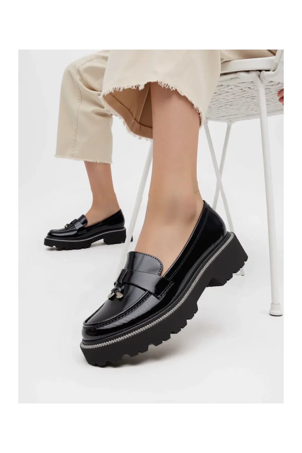 Dámske čierne lakované mokasíny z eko kože s ozdobou, kód produktu 20822-7A