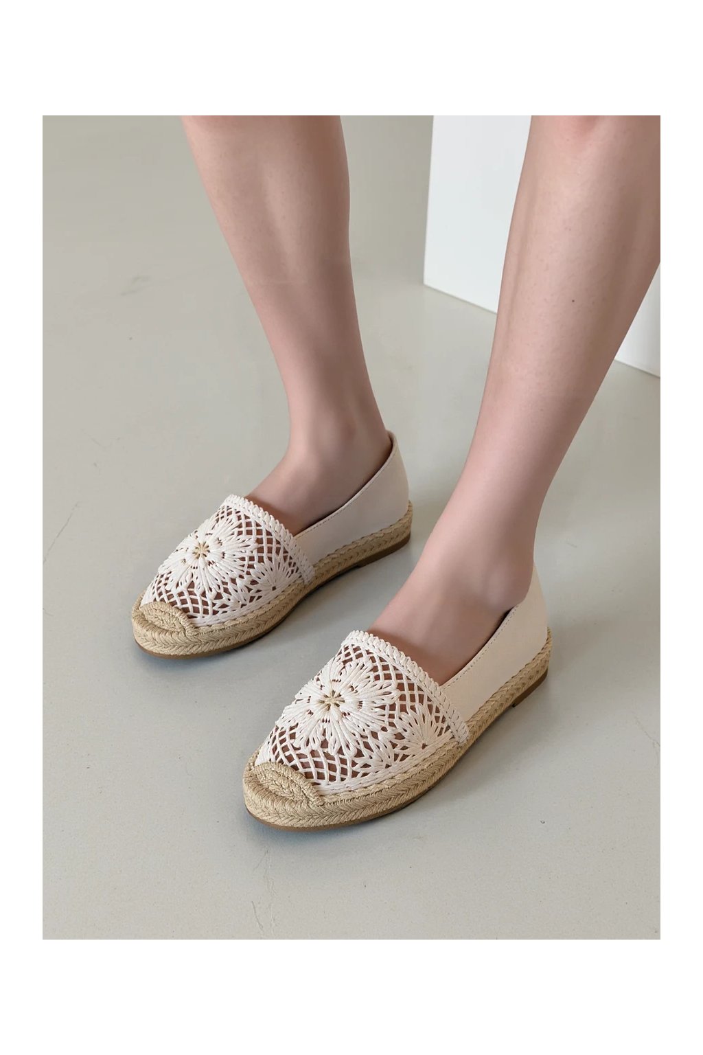 Dámske béžové pletené sandále s korunkovým vzorom na plnej podrážke, kód produktu CZ-2 BEIGE