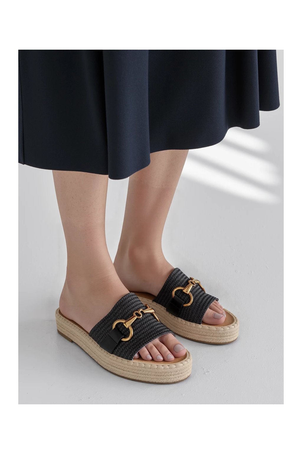 Dámske čierne sandále na platforme z eko kože, letné, s textúrovaným vzorom, kód produktu 5612 BLACK