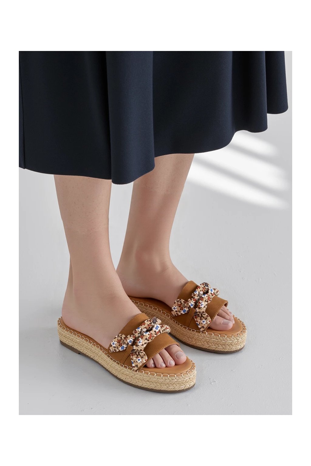 Dámske hnedé camel sandále s kvetinovým vzorom na tkanine, z eko koženého materiálu, otvorené špičky, kód produktu 8-1988 CAMEL