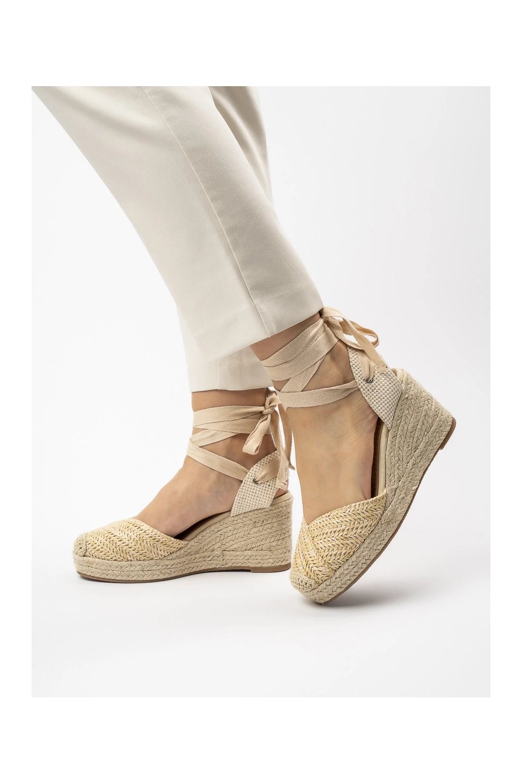 Dámske béžové sandále s pleteným vzorom a syntetickou kožou na rovnej podrážke, kód produktu .X5-330 BEIGE