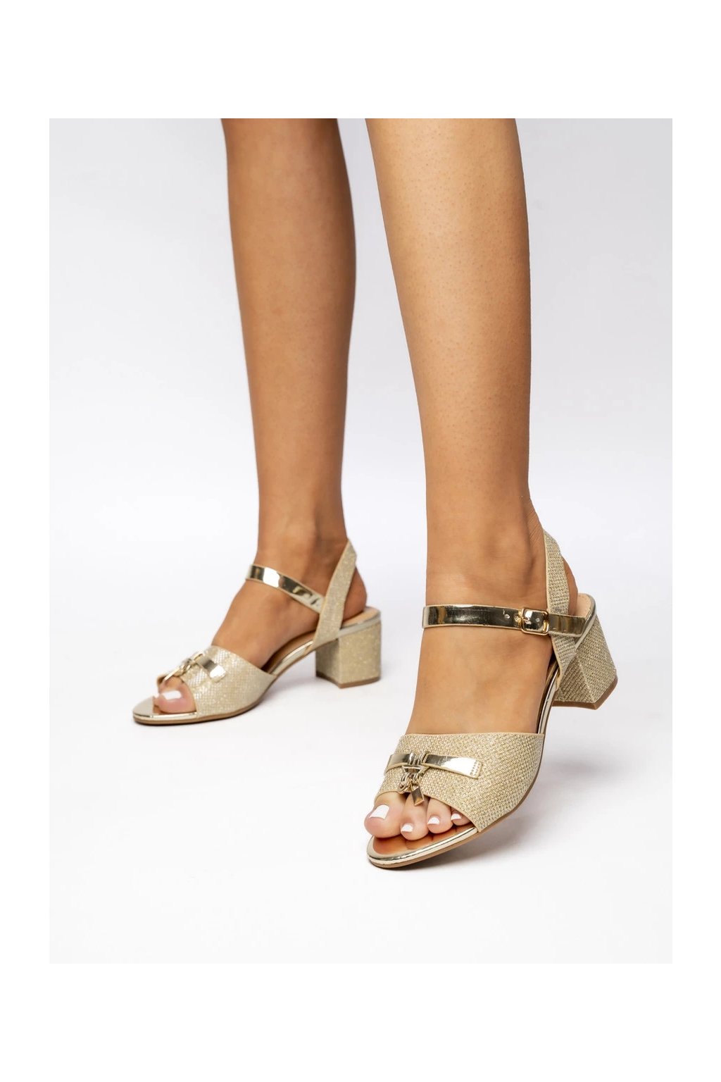 Dámske zlaté sandále s rovnou podrážkou z eko koženého materiálu, elegantné, večerné, glamour, kód produktu P1P