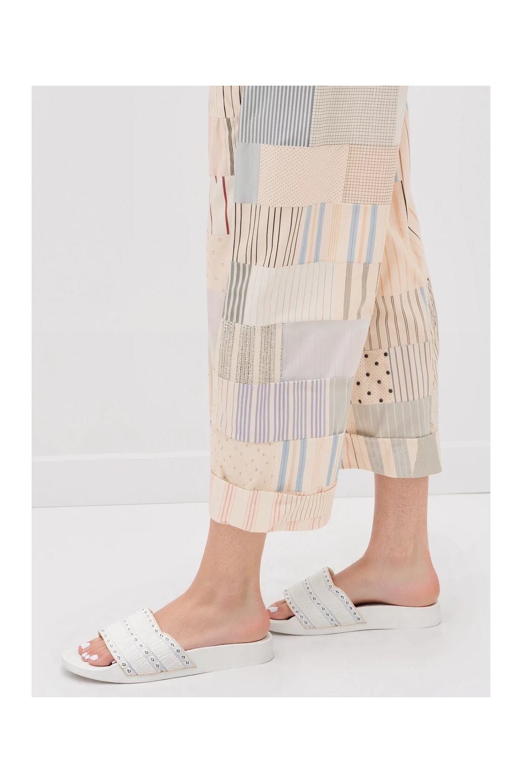 Biele dámske sandále s kokardou a vyšívaným vzorom, príležitosťové a elegantné, kód produktu 2219-1