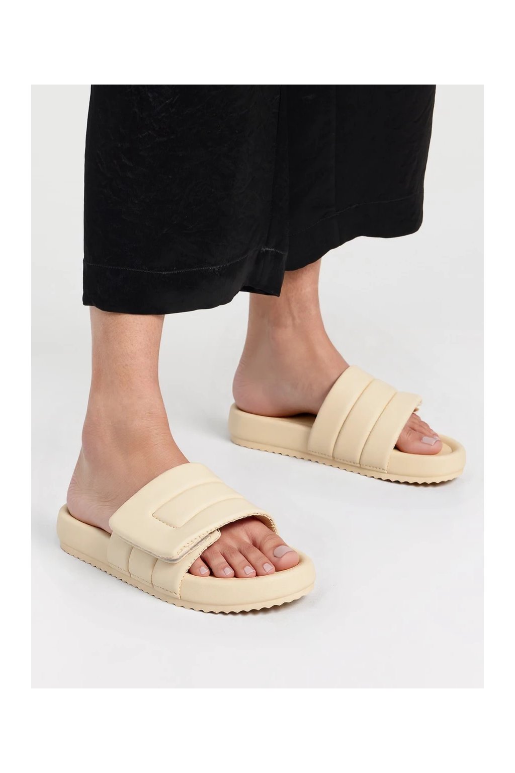 Dámske béžové elegantné sandále s prekladaným vzorom na syntetickej podrážke, kód produktu P1561-01 BEIGE