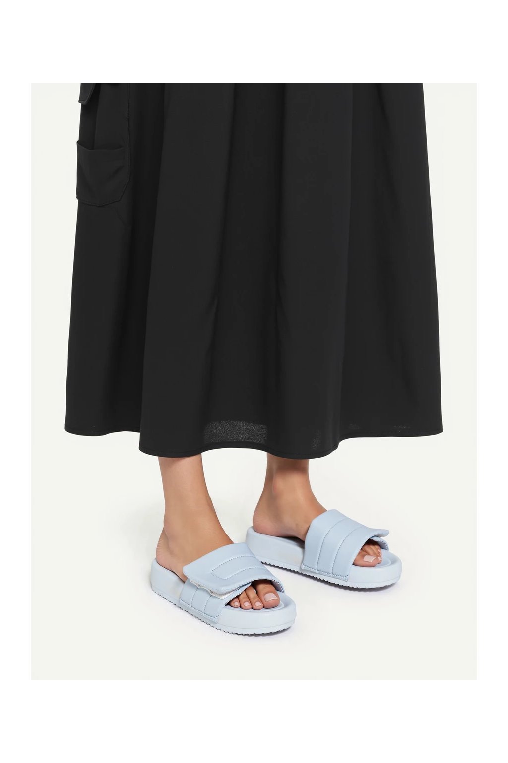 Dámske modré syntetické sandále s prekladaným vzorom na rovnej podrážke, kód produktu P1561-01 BLUE