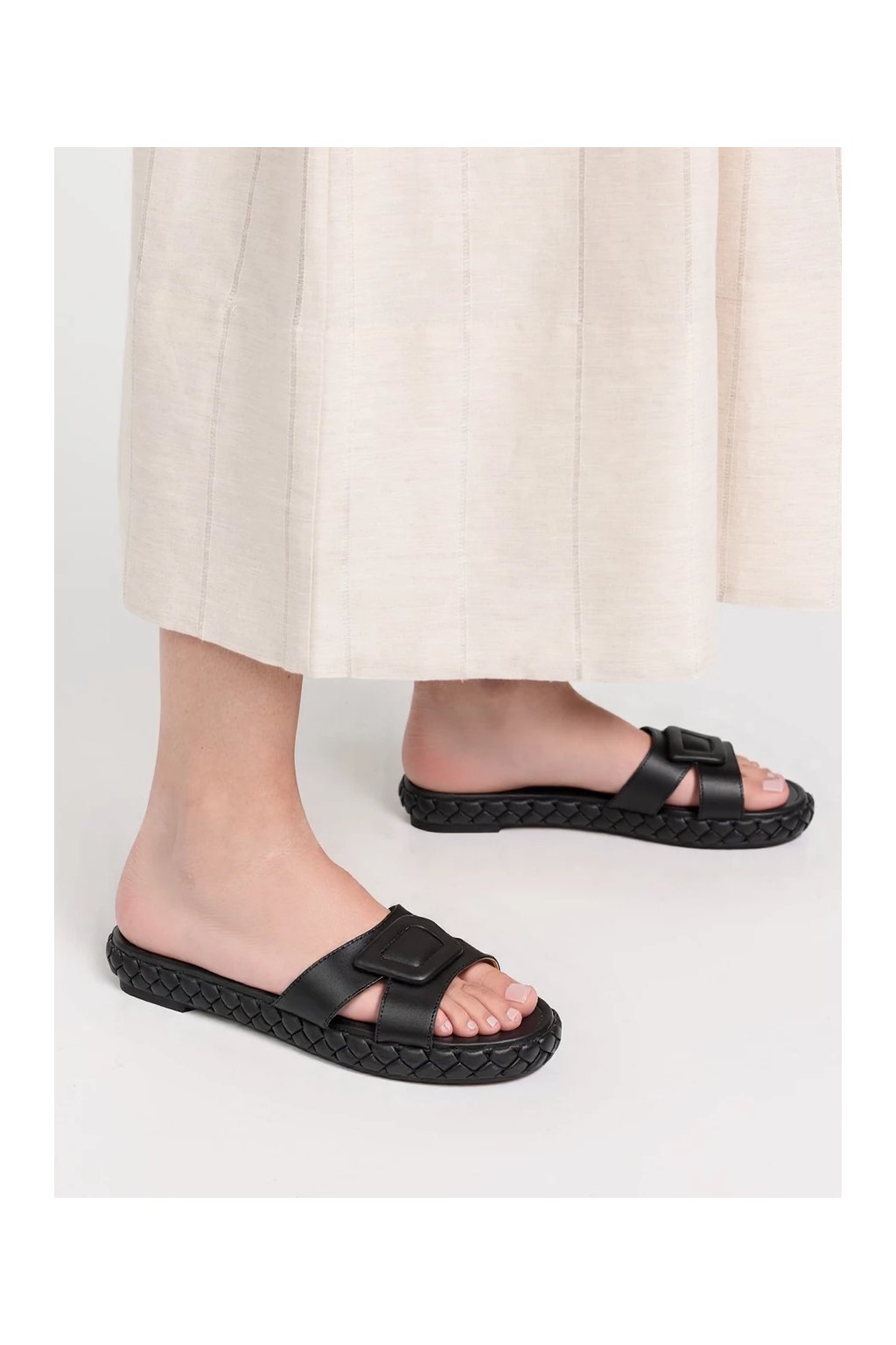 Dámske čierne sandále s uzlovým vzorom na podrážke, príležitosťové a elegantné, s otvorenou špičkou, kód produktu G-18 KLAPKI BLACK