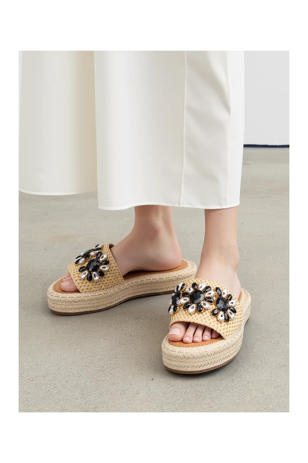 Dámske modré kvetinové sandále s eko kožou a zaoblenou špičkou, kód produktu GQ8-038 BLACK