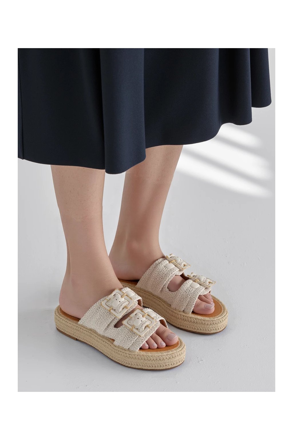 Dámske béžové sandále z eko kože s vyšívaním, minimalistický štýl, kód produktu GQ8-035 BEIGE