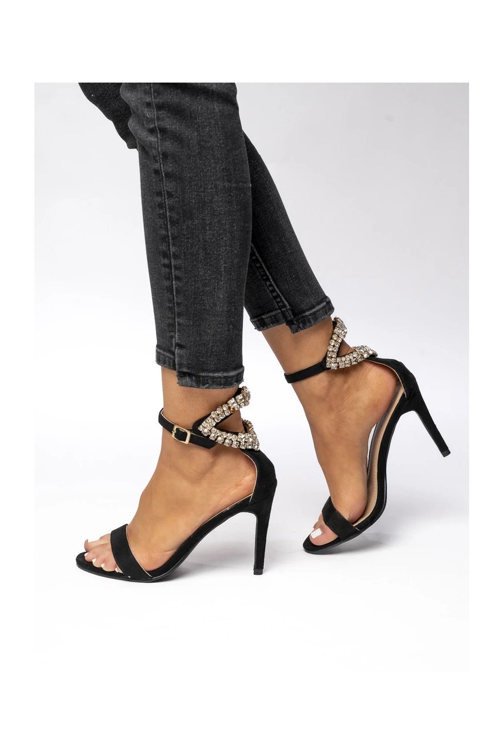 Strieborné dámske večerné sandále s eko koženým materiálom a s rovnou podrážkou, zdobené kryštálmi, kód produktu 2201-5