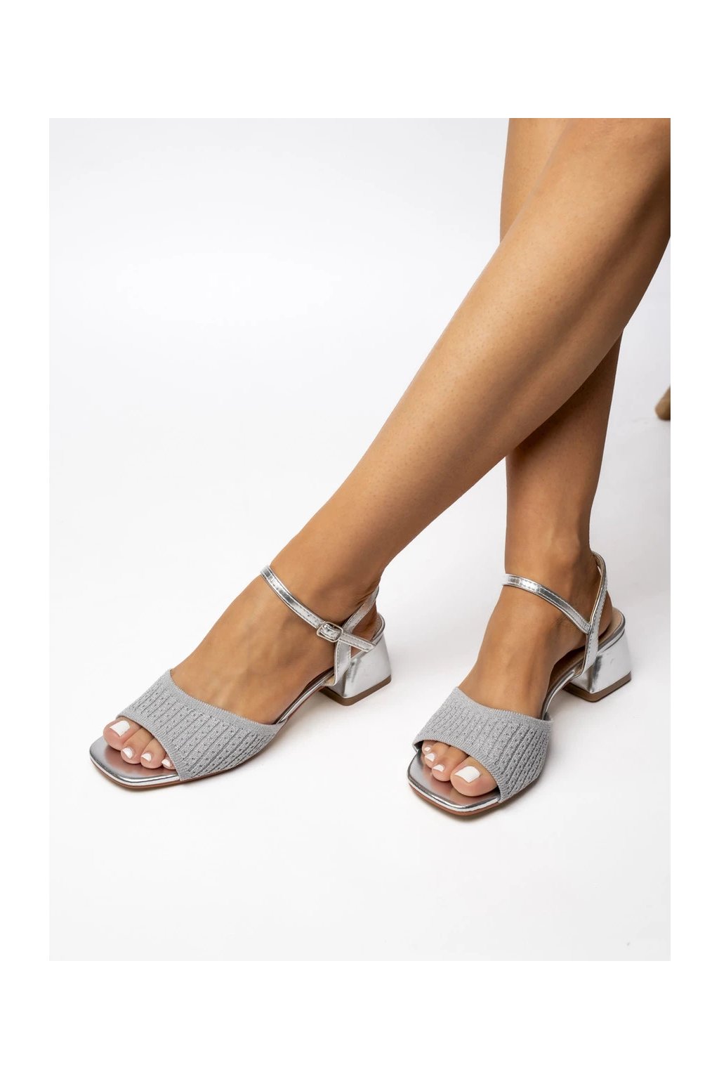 Dámske strieborné sandále s rovnou podrážkou, elegantné, letné, večerné, s vyšívaným vzorom, kód produktu SQC69