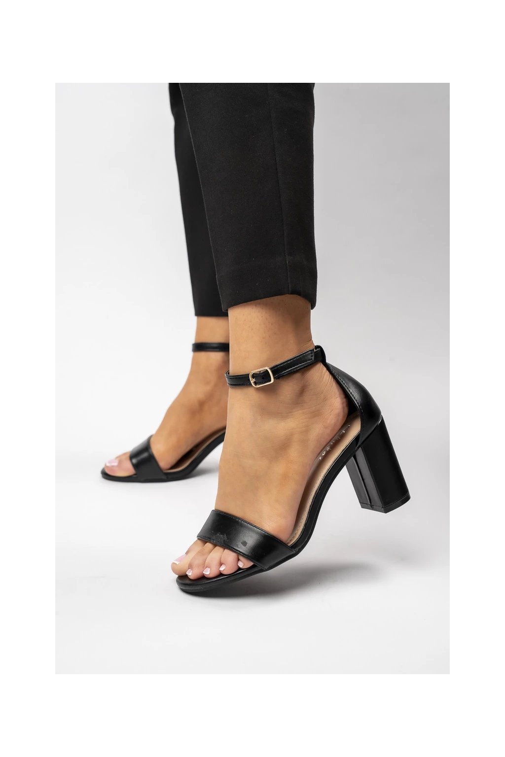 Dámske čierne mokasíny s lesklým syntetickým materiálom, elegantné, večerné, párty, kód produktu R152