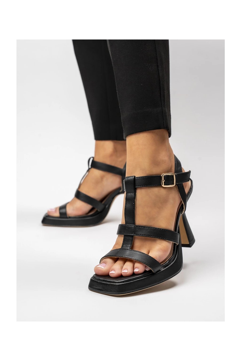 Dámske čierne mokasíny s lesklým syntetickým materiálom, elegantné, večerné, párty, retiazka okolo členku, kód produktu 4859