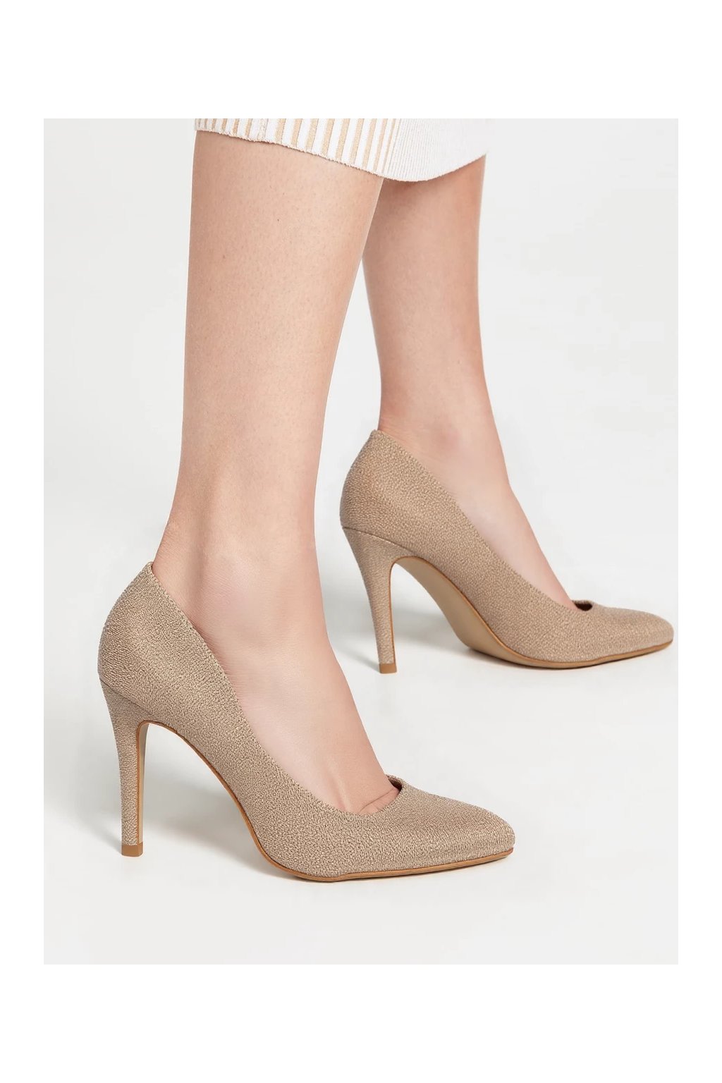 Dámske šampaňové zlaté lodičky s ihlovým podpätkom z eko kože, s jemným trblietavým efektom, kód produktu 66-6