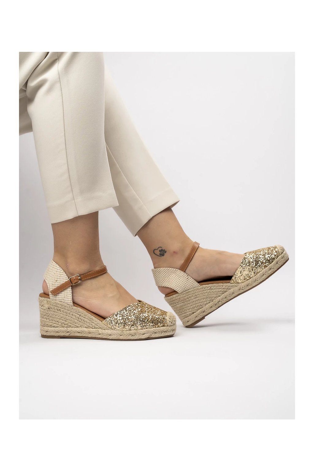 Zlaté dámske sandále z eko kože s leopardím vzorom na kotníku, minimalistický štýl, kód produktu X5-351