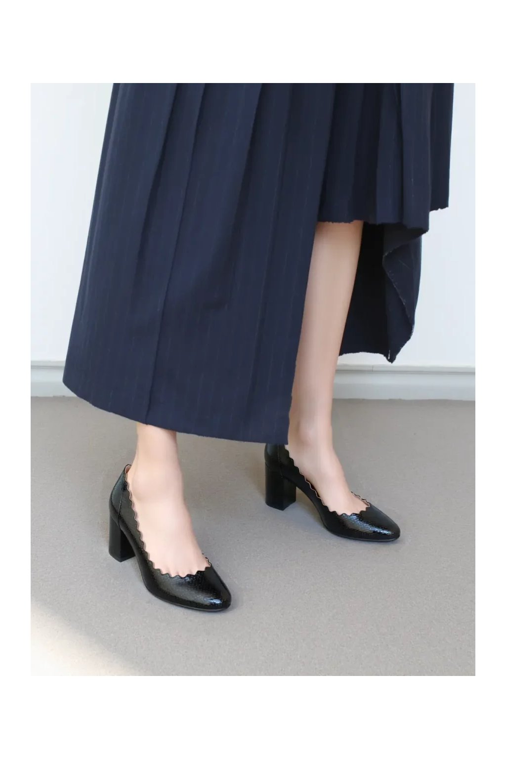 Dámske strieborné lodičky s mandľovou špičkou z lesklého syntetického materiálu, kód produktu 8150