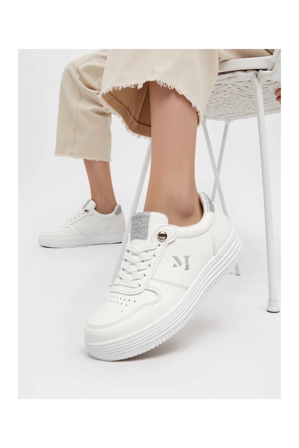 Dámske biele mokasíny z eko kože, elegantné, večerné, dievčenské, s trblietavými detailmi, kód produktu 7-28 SILVER