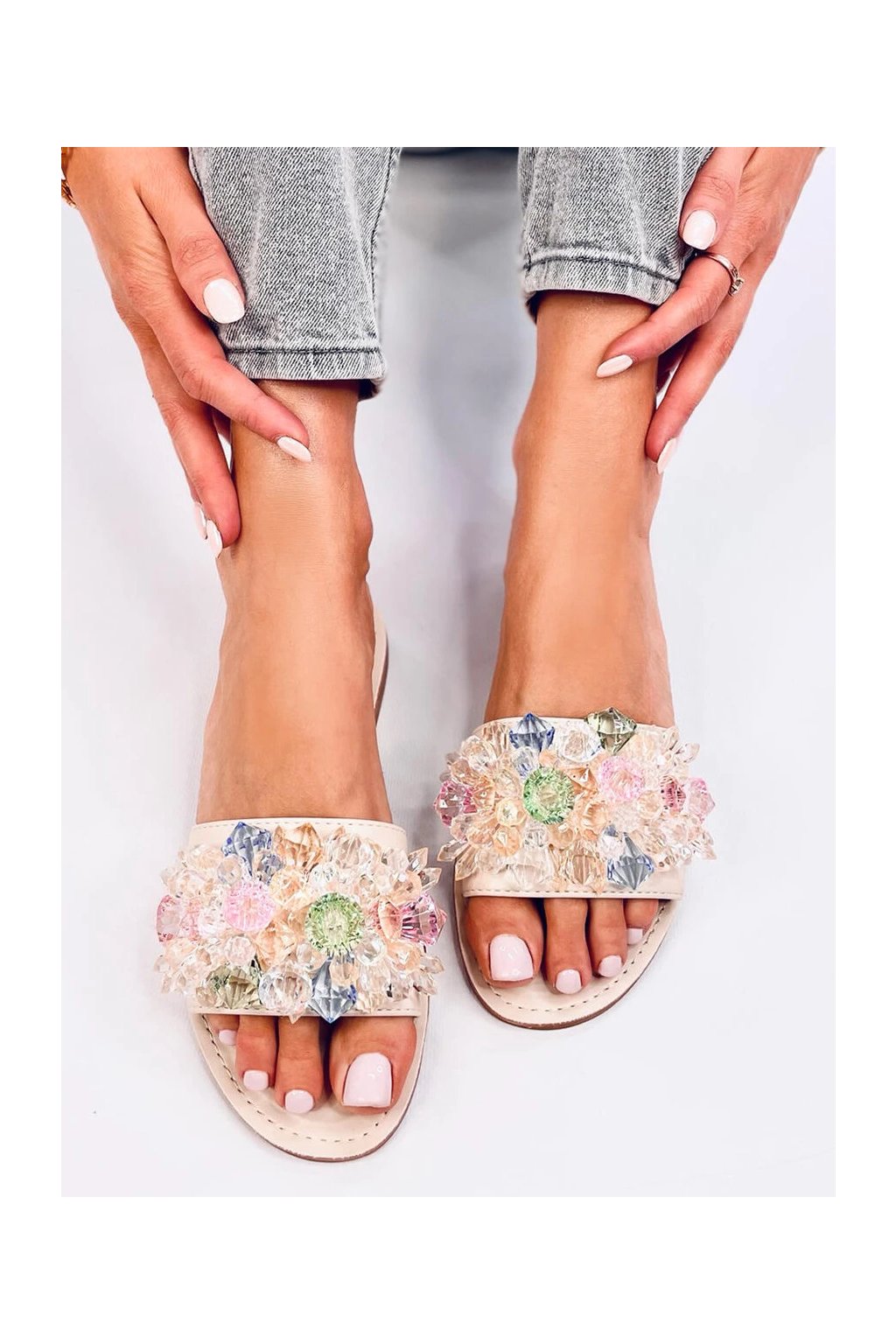 Dámske béžové šľapky s rovnou podrážkou z eko kože s kamienkami, kód produktu JH307