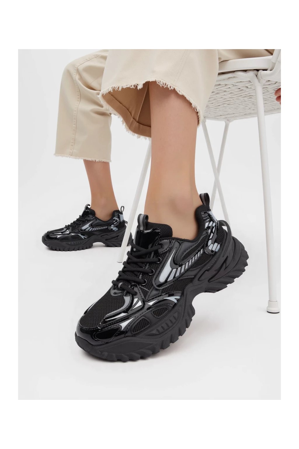 Dámske čierne športové mokasíny zo sieťky a syntetického materiálu s rovnou podrážkou, zlatý detail, kód produktu 777-17