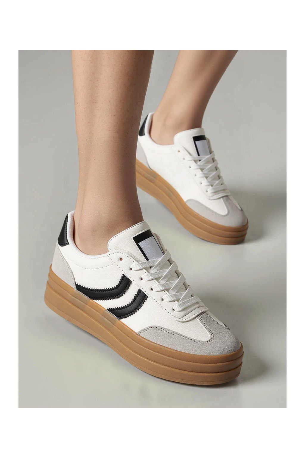 Dámske biele tenisky z eko kože s jemným prešívaním, šnúrovanie, kód produktu 4-34