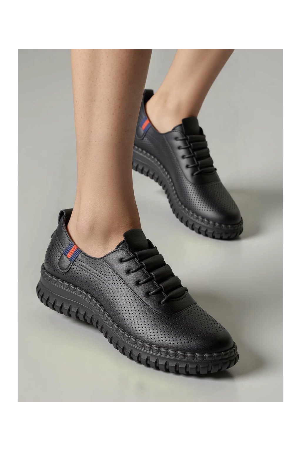 Dámske čierne perforované tenisky poltopánky z eko kože na bežný deň, kód produktu BK-611_WHITE