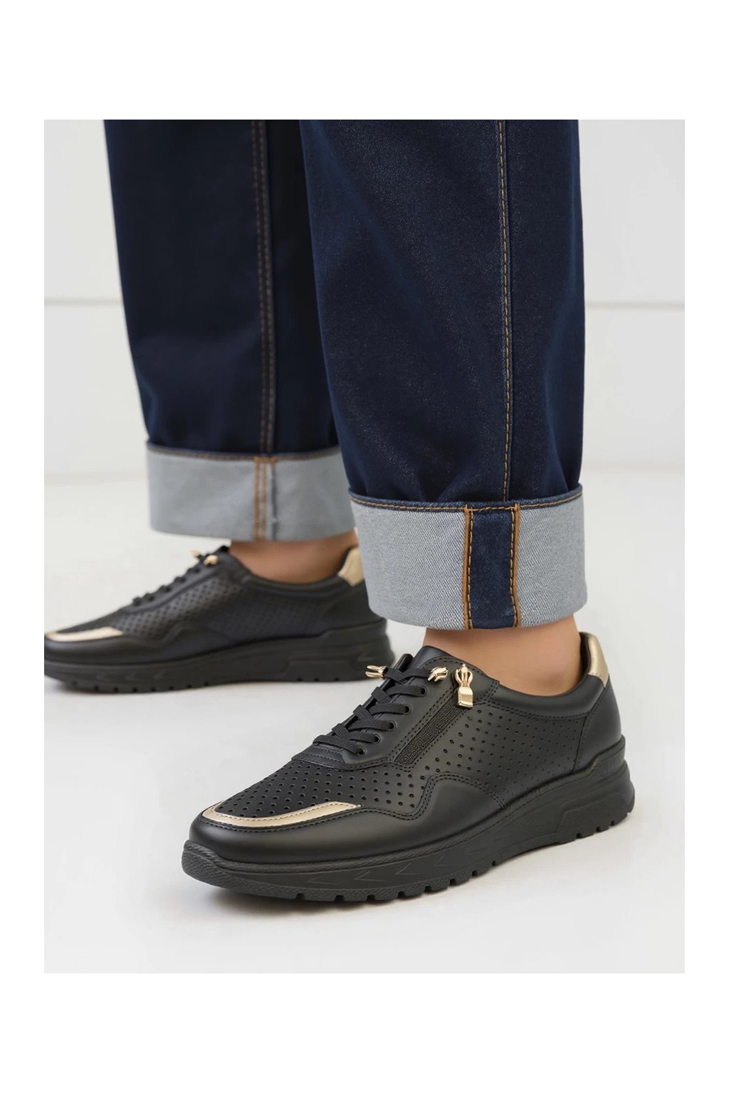 Dámske čierne perforované tenisky poltopánky z eko kože na šnurovanie s bočným zipsom, kód produktu BK-610