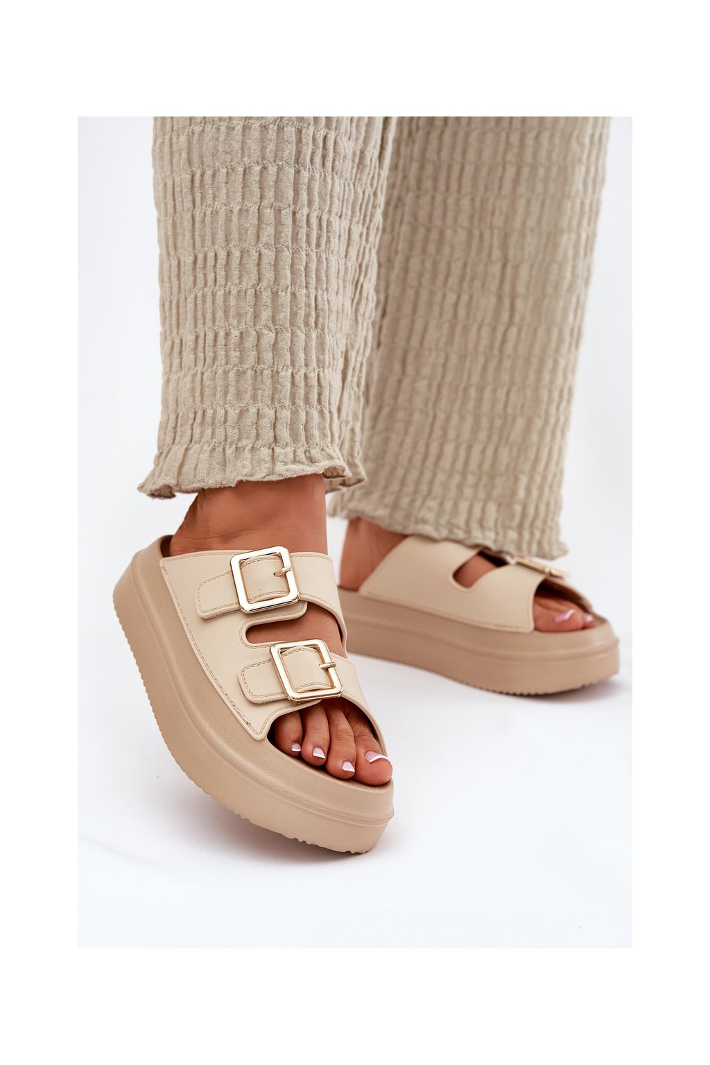 Béžové dámske šľapky na platforme s rovnou podrážkou a zlatými sponami, kód produktu 100-434 BEIGE