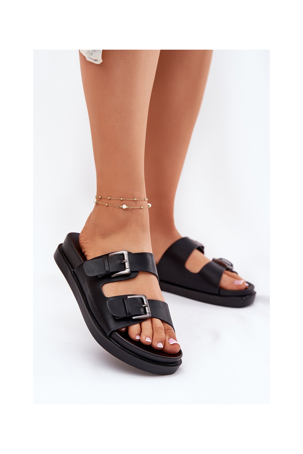 Čierne dámske šľapky z eko kože s efektom zlatých spôn na rovnej podrážke, kód produktu 25SD97-8520 BLACK (Veľkosť 36)