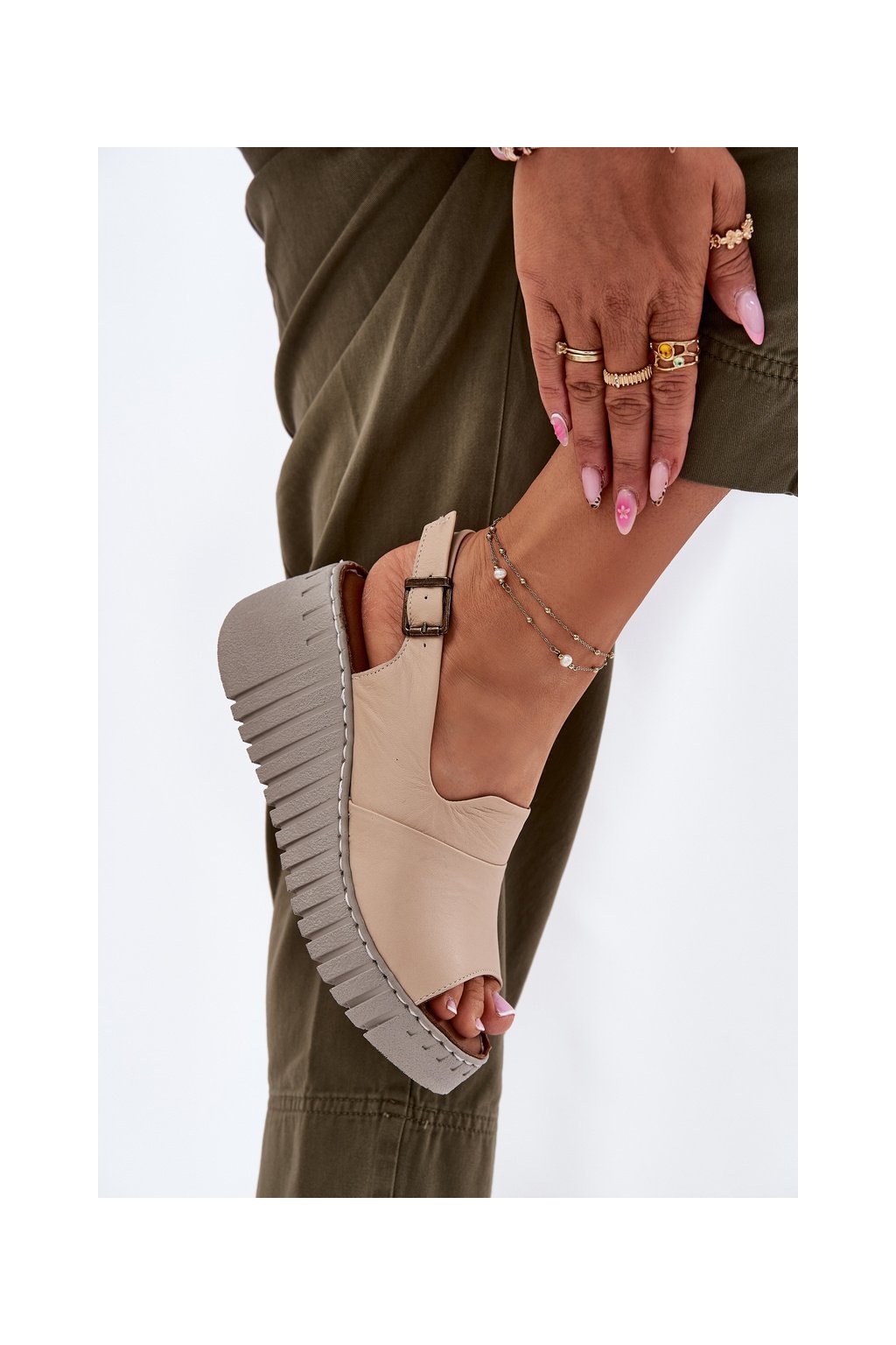Béžové dámske kožené sandále na platforme a klínku s prackou, kód produktu 56C0957 BEIGE