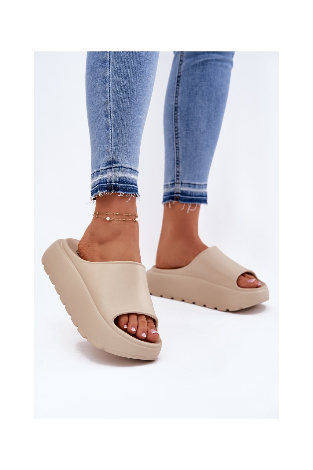 Bežové dámske penové papuče na platforme s rovnou podrážkou, kód produktu 24SD97-7303 BEIGE (Veľkosť 36)