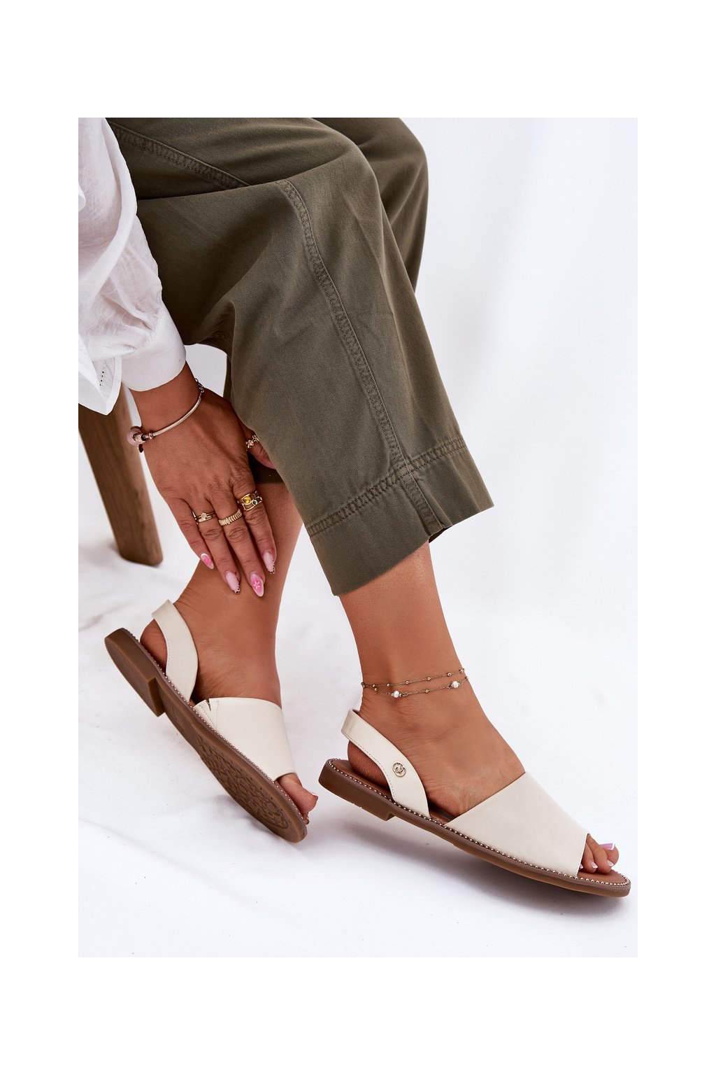 Béžové dámske sandále z eko kože na rovnej podrážke, kód produktu 25SD35-8783 BEIGE