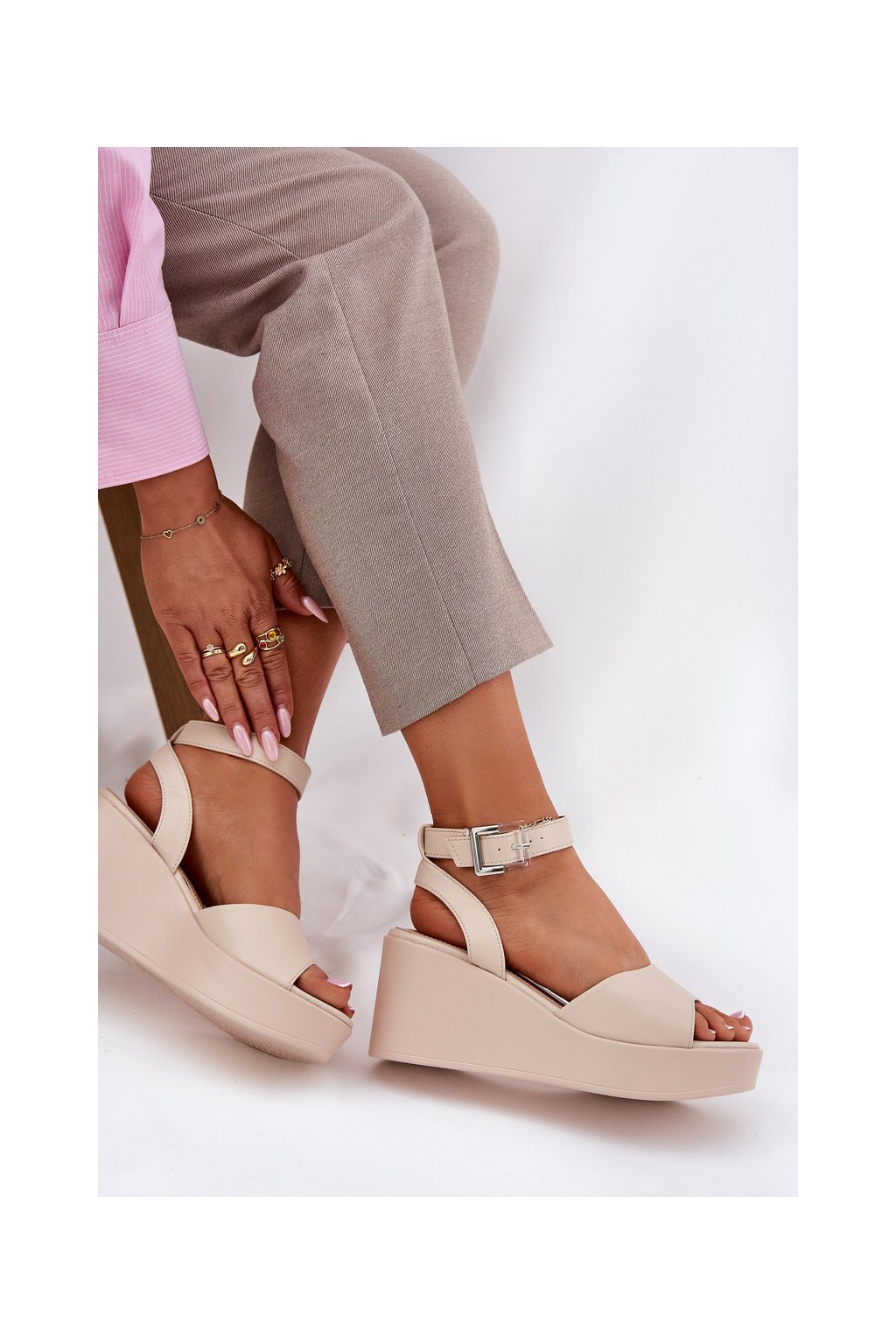 Béžové dámske sandále na platforme s prackou, kód produktu PP39M BEIGE