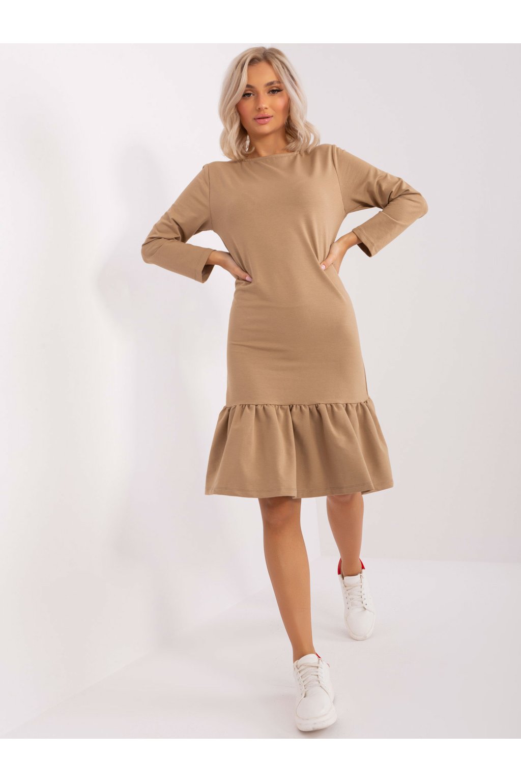 Dámske tmavo-béžove šaty s volánom kód produktu EM-SK-HS-21-489.85 (Farba Tmavo-béžová, Veľkosť S)