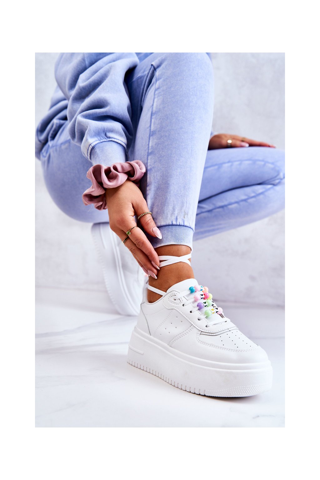 Biele dámske tenisky z eko kože s perforáciou a korálkami, kód produktu NJSK BL293 WHT (Veľkosť 36)