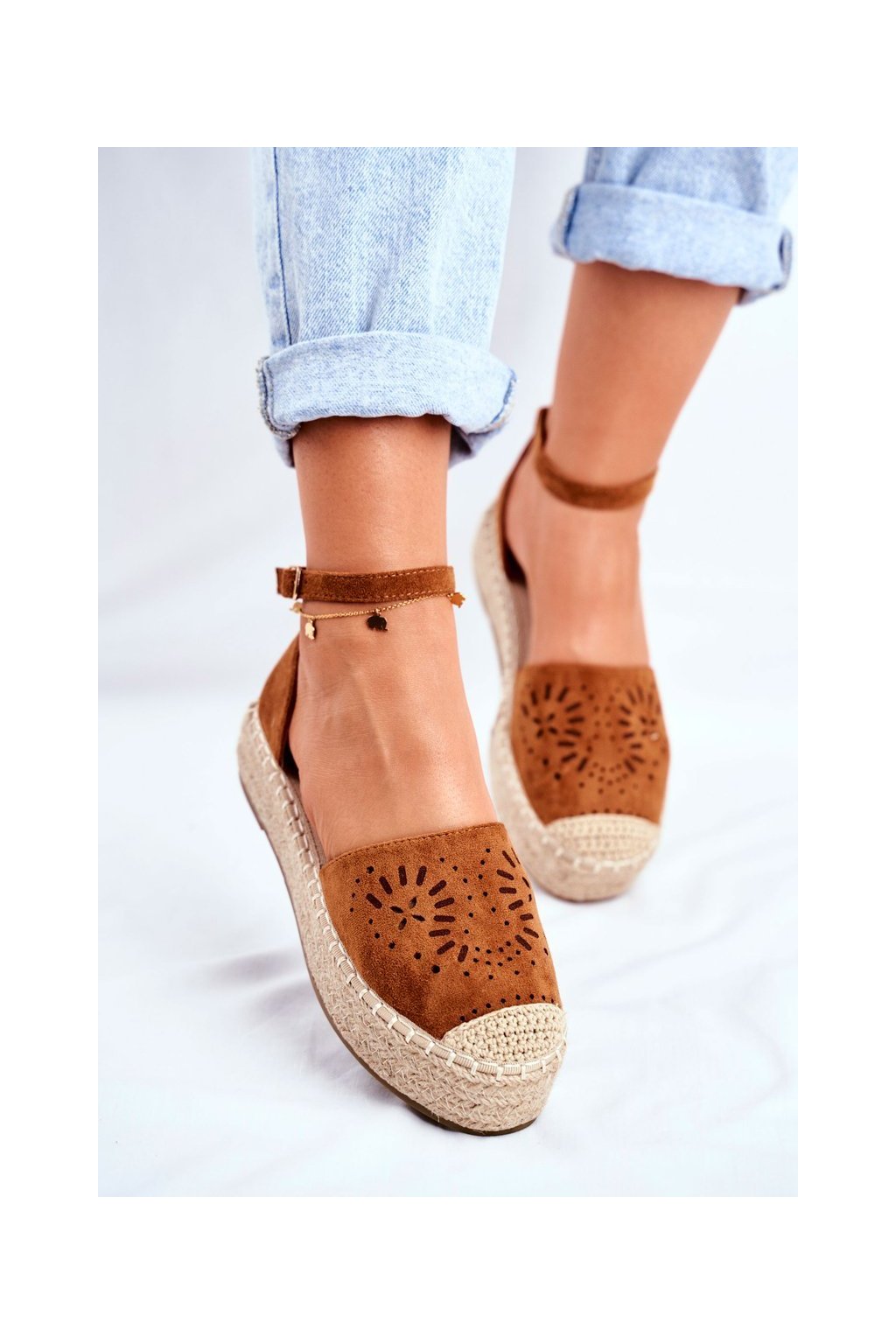 Hnedé dámske tenisky s perforovanou textúrou a páskom okolo členku, kód produktu NJSK PK02 CAMEL (Veľkosť 36)