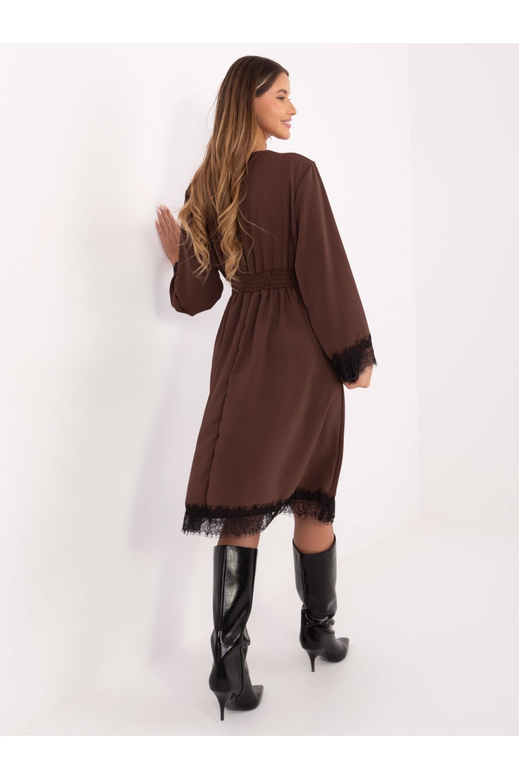 Dámske tmavo-hnede šaty elegantné kód produktu MI-SK-92477.18P (Farba Tmavo-hnedá, Veľkosť ONE SIZE)