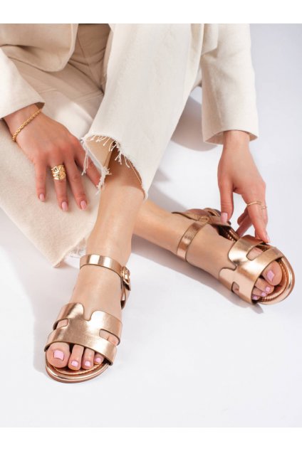 Zlatá dámske sandále bez opätku podpätku Shelvt kod CCC -1- 5114CHA
