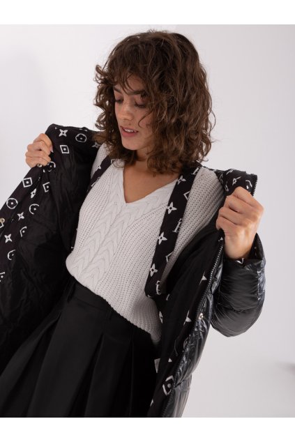 Dámska zimná bunda NM-KR-TR8303.96P, z vonkajšieho materiálu polyester a polyuretán.