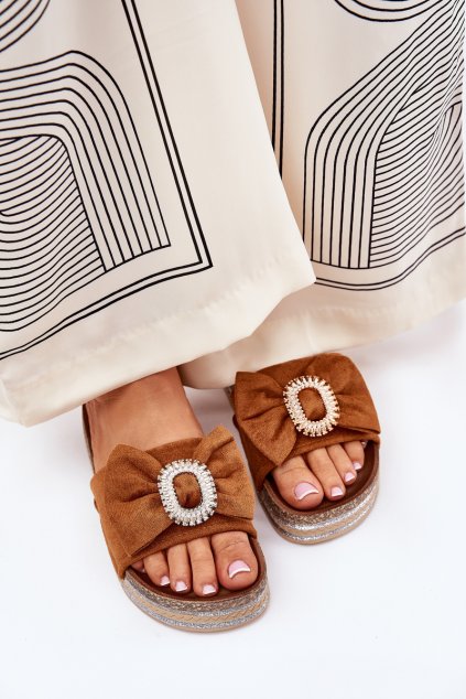 Dámske Sandále na platforme s mašľou a dekorativní broží hnedé lenela / M535 CAMEL (Veľkosť 36)