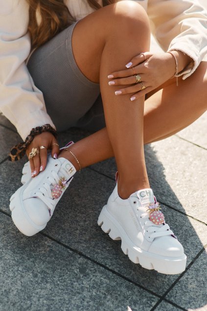 Kožené tenisky s ozdobnou broží ananas chebello 4651 biele / 4651 BIAŁY (Veľkosť 36)