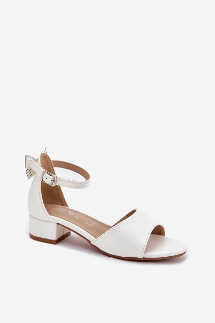 Biele dámske sandále s rovnou podrážkou z eko kože, kód produktu 25DZ35-8790 WHITE