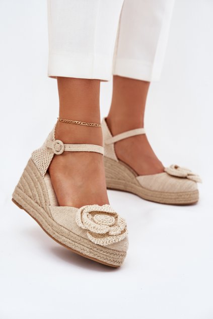 Béžové dámske sandále na platforme s pletením a háčkovanou kvetinou, kód produktu C-684 BEIGE