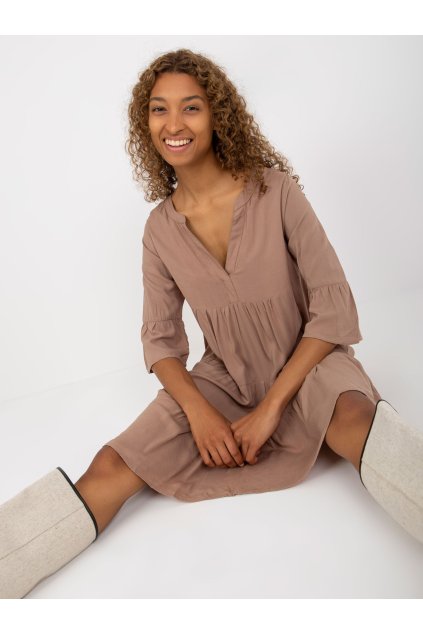 Dámske tmavo-béžove šaty letne kód produktu D73761M30214A3 (Farba Tmavo-béžová, Veľkosť M)
