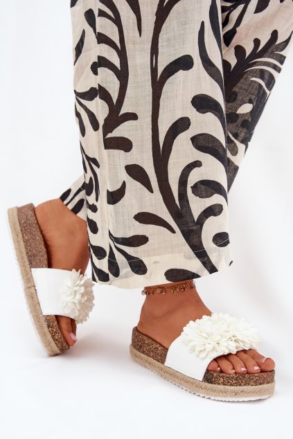 Dámske klapky na platforme s ozdobnými kvetmi biele tessara / WD292 BIANCO (Veľkosť 36)