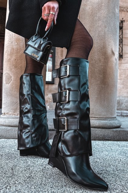 Dámske čižmy na platforme s ohnutým horným lemom a striebornými přezkami čierne sarisse / D8262 BLACK (Veľkosť 36)