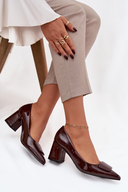 Lakované lodičky na podpätku s ozdobou čokoládovo hnedé isoline / M078 BROWN (Veľkosť 36)